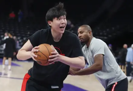 Yang Hanshen Fades as Rees Takes the Lead